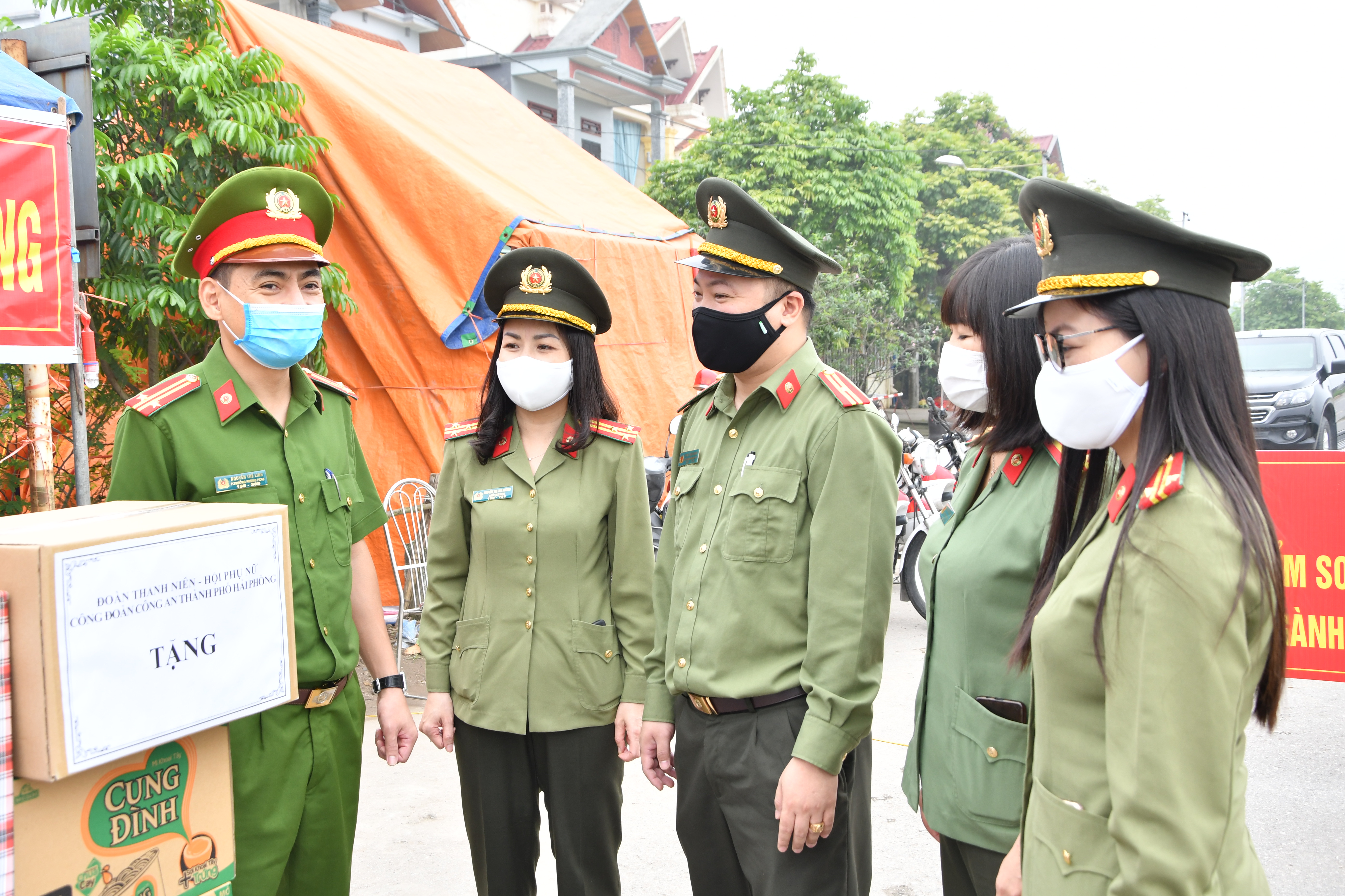 Đoàn Thanh niên, Hội Phụ nữ, Công đoàn CATP: Tặng 2.500 khẩu trang, nhu yếu phẩm cho chốt kiểm soát dịch Covid – 19
